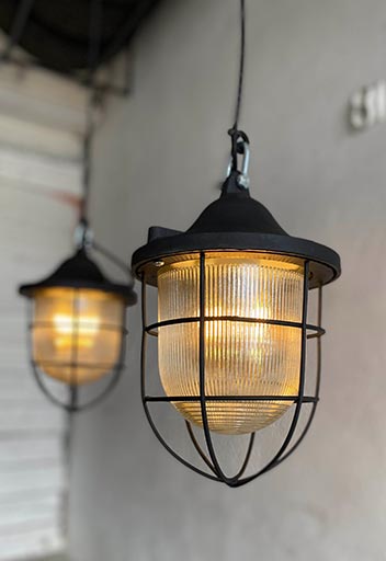 Lampa po renowacji z PRL w stylu industrialnym