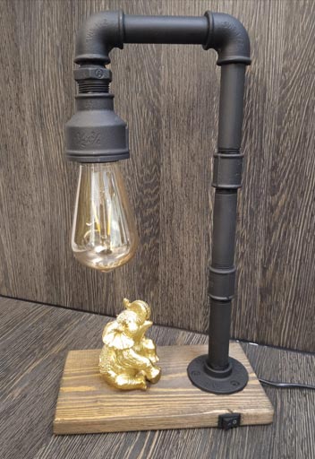 Stylowa lampa loftowa z elementami metalowymi